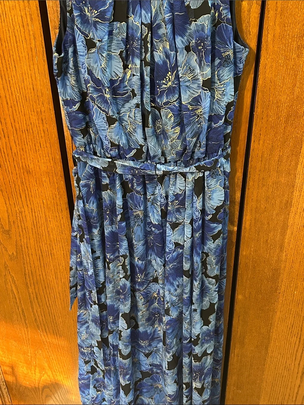 Beautiful blue Floral Flowy  Sleeveless Maxi Dress with Belt size 6